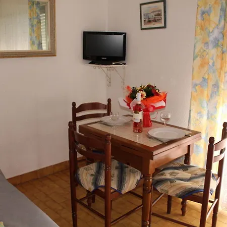 F1 Proche Des Thermes Avec Balcon, Parking Et Animaux Admis A - Fr-1-503-45 * Balaruc-les-Bains